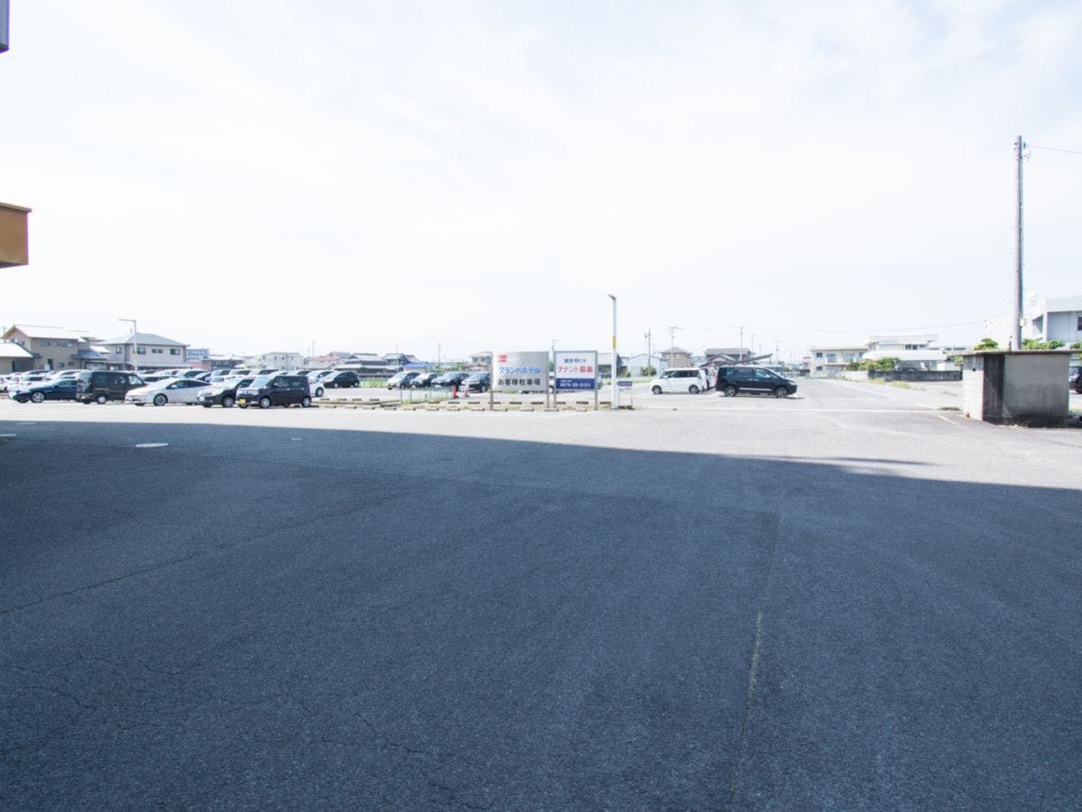 ที่จอดรถฟรี รองรับได้ 150 คัน เข้าออกได้อย่างอิสระ