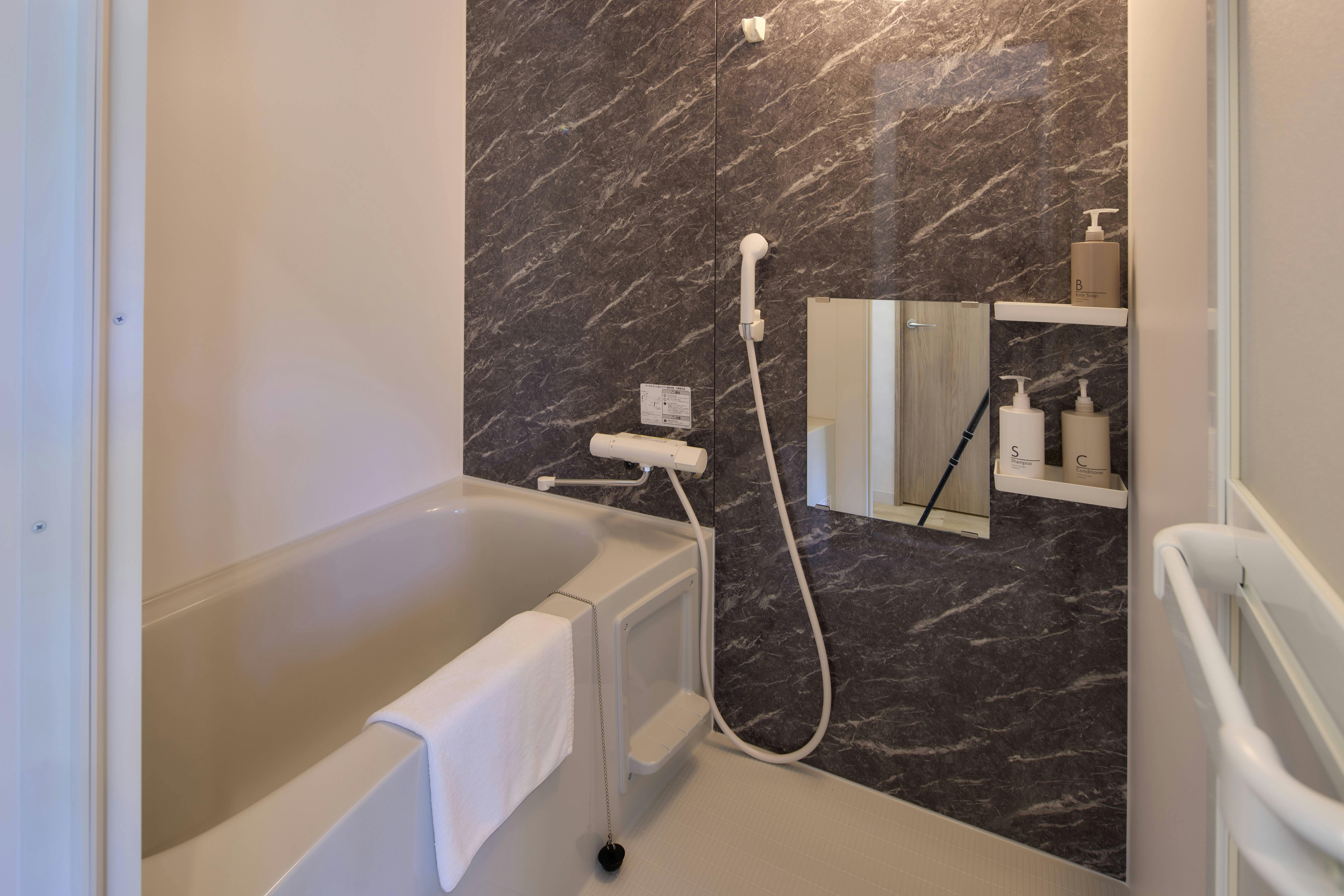 ห้องน้ำในห้องพักเตียงคู่ (พร้อมพื้นที่อาบน้ำ)