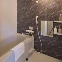 ห้องน้ำในห้องพักเตียงคู่ (พร้อมพื้นที่อาบน้ำ)