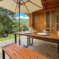 คุณสามารถเพลิดเพลินกับบาร์บีคิวบนดาดฟ้าของที่พักแบบเหมาหลังได้