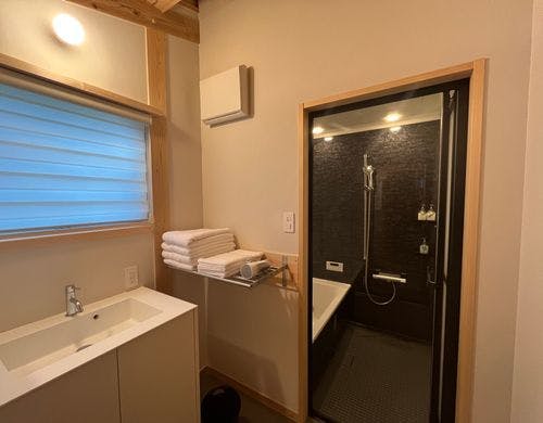 黒で統一したオシャレなユニットバスルーム