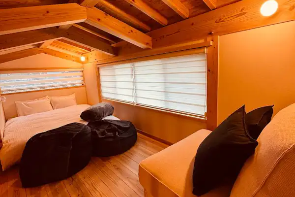 ห้องนอนเตียงลอฟต์ (ขนาดควีนยุโรป)