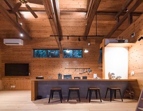 天井の高い山小屋風の室内。