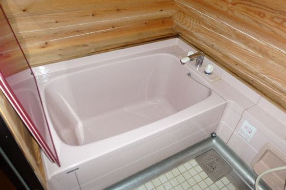 อ่างอาบน้ำที่ล้อมรอบด้วย JUN Log 2 Maru Log