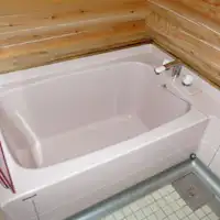 อ่างอาบน้ำที่ล้อมรอบด้วย JUN Log 2 Maru Log