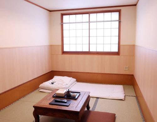 お部屋にお茶をご用意しています