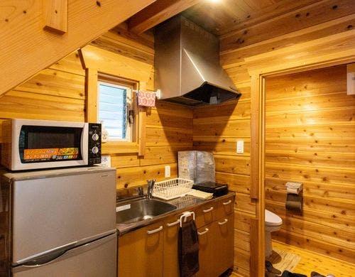 ログハウスのキッチンとトイレ