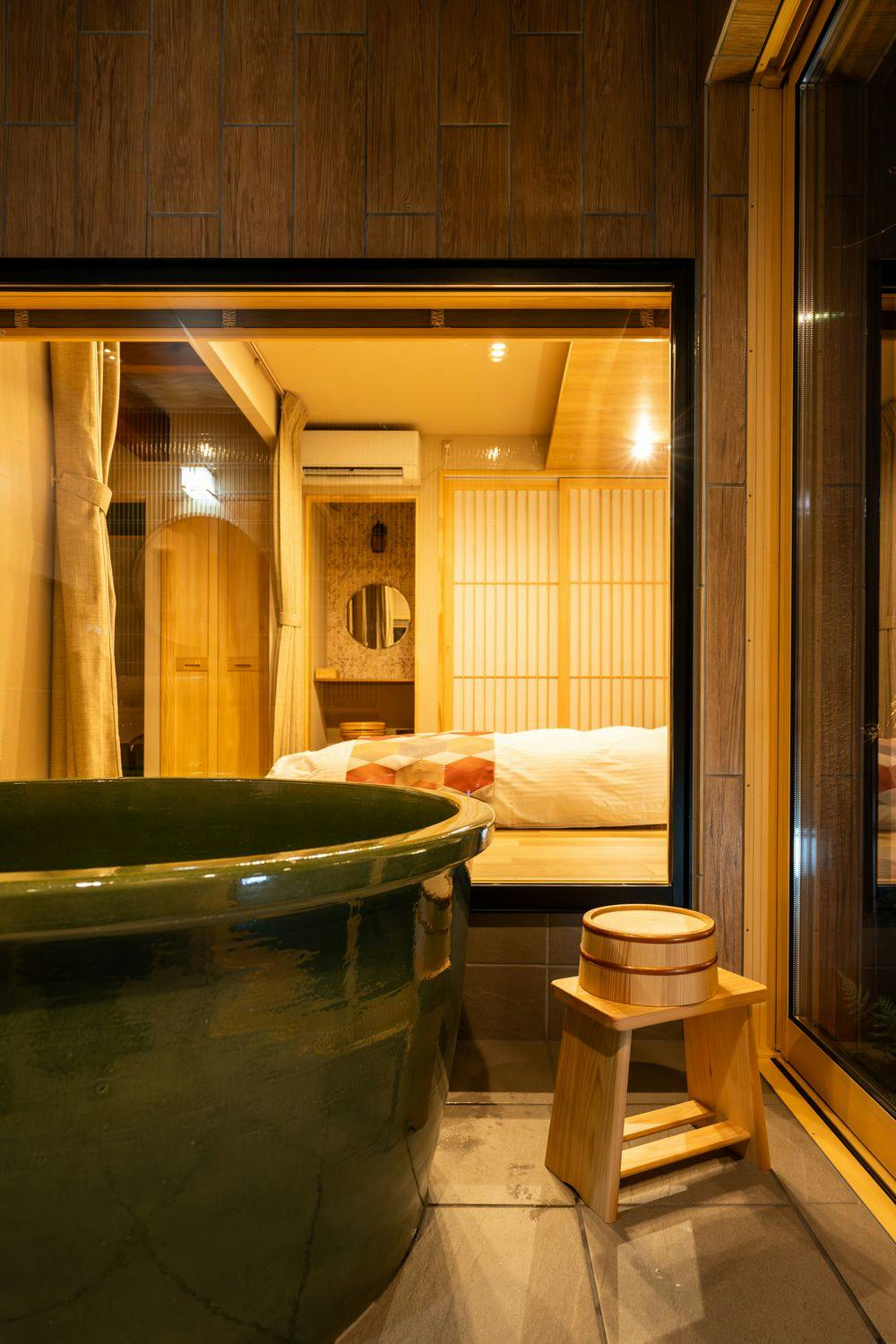 อ่างอาบน้ำกึ่งกลางแจ้ง