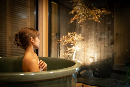 อ่างอาบน้ำกึ่งกลางแจ้ง (อ่างอาบน้ำเซรามิกชิงารากิ)