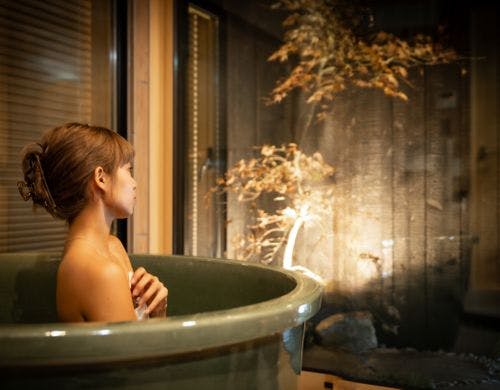 半露天風呂(信楽焼陶器浴槽)