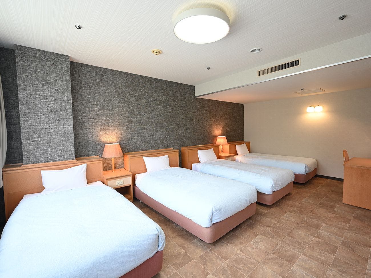 【禁烟】标准四人间带室内浴室