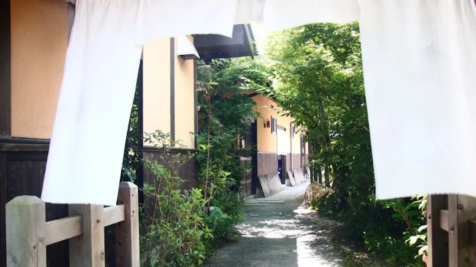 Whispering Wind Retreat Accommodation - Yamaakari