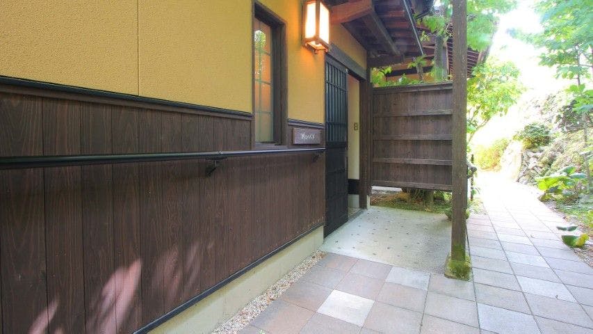 Whispering Wind Retreat Accommodation - Yamaakari