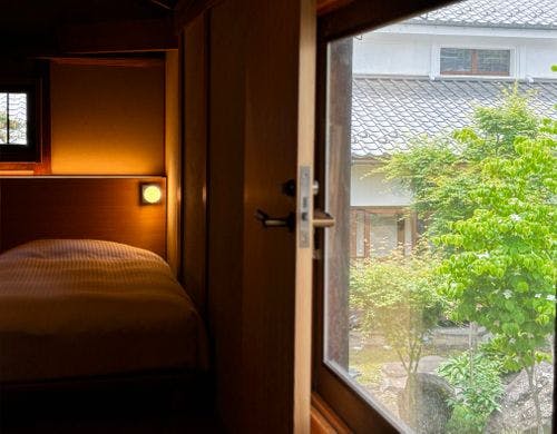 自然光が差し込む明るい室内。