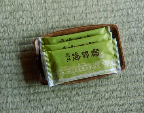 地元のお菓子をお楽しみください。