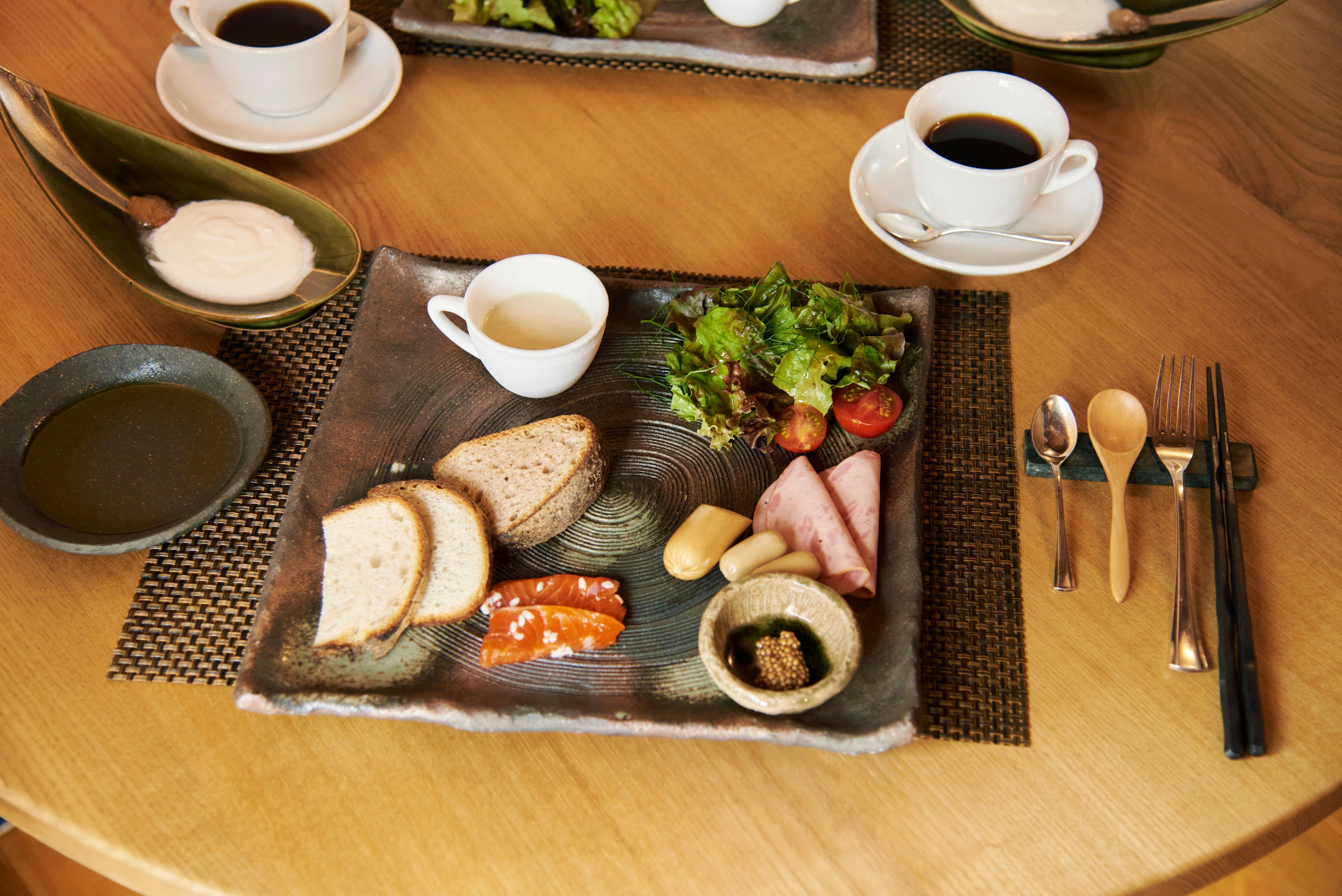 สัมผัสอาหารเช้าทำมือสูตรพิเศษของนาโนะในบ้านโบราณ