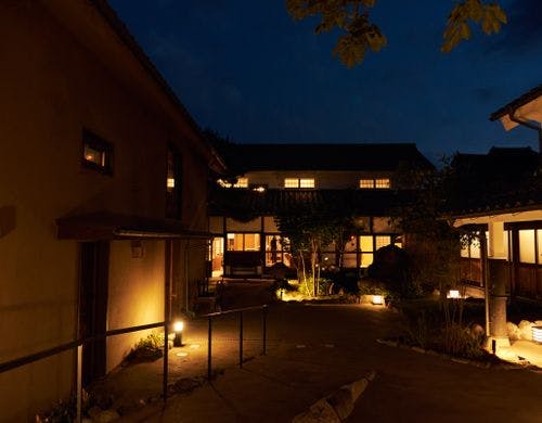 夜の温かな灯りに包まれた中庭。