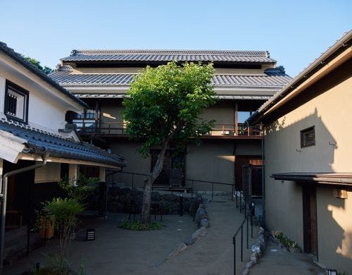 海野宿の街並みに調和した建物。