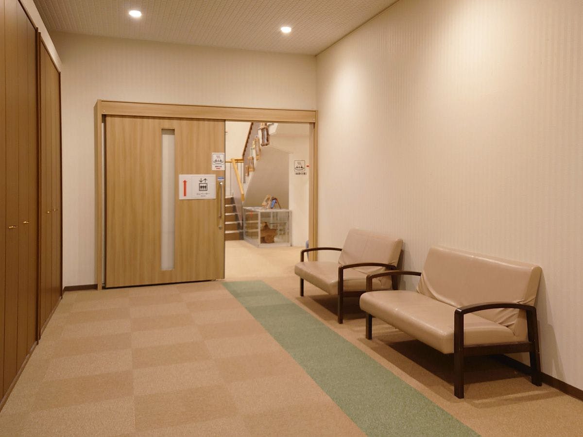 【ภายในอาคาร】ทางเดินเชื่อมระหว่างอาคารหลักและอาคารเสริมในโถงทางเดิน