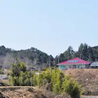 ภูมิทัศน์ที่เงียบสงบพร้อมทิวเขาที่งดงาม