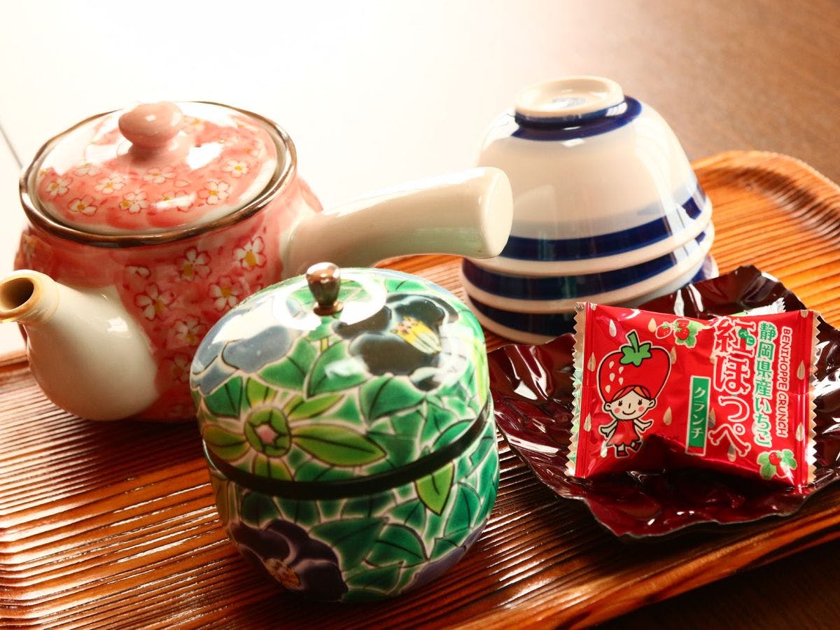 มีขนมและชาเตรียมไว้ในห้องพักค่ะ