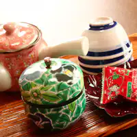 มีขนมและชาเตรียมไว้ในห้องพักค่ะ