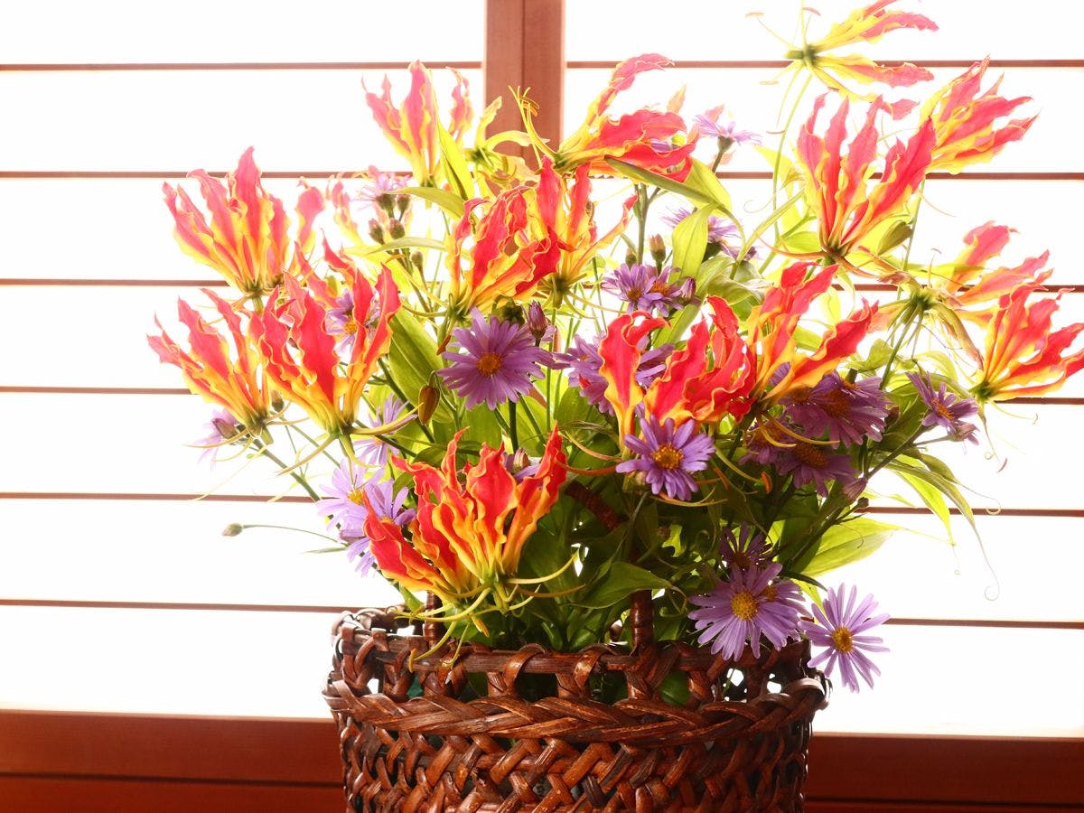 มีการจัดดอกไม้สดไว้