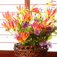 มีการจัดดอกไม้สดไว้