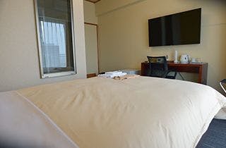 Tempat tidur dengan lebar 140 cm