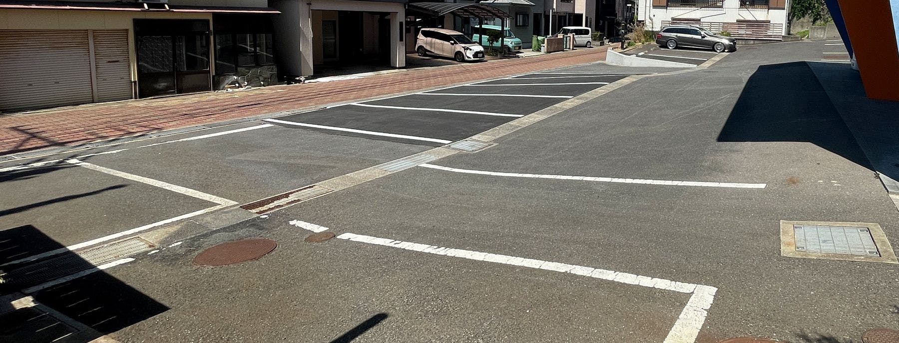 Tempat parkir adalah parkir luar ruangan.