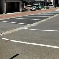 Tempat parkir adalah parkir luar ruangan.