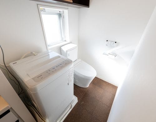洗濯機とウォシュレット付きトイレを完備