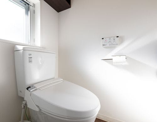 明るく清潔なトイレ空間