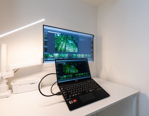 モニター付きデスク完備