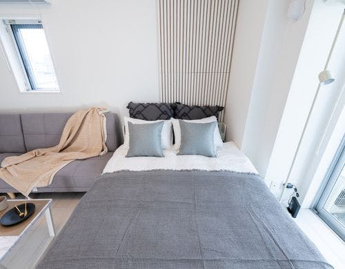 セミダブルベッドとソファベッド完備