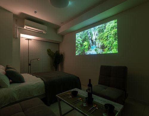 お部屋にプロジェクター完備
