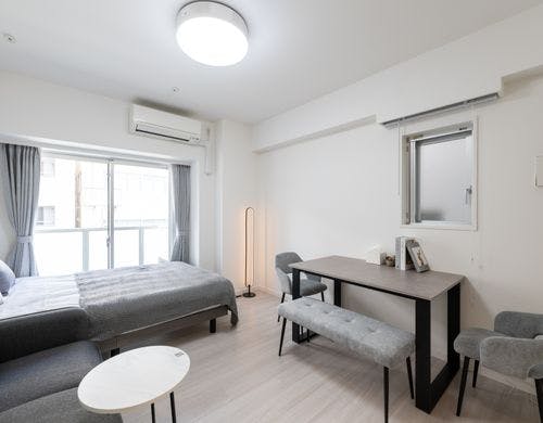 セミダブルベッド&ダイニングセット完備。