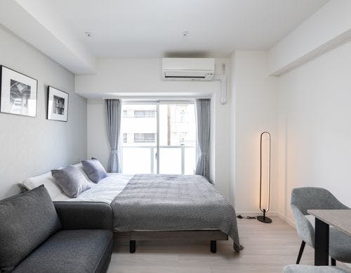 自然光とグレーインテリアが調和した空間