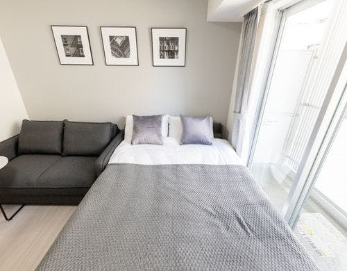 大きな窓から自然光が差し込みます