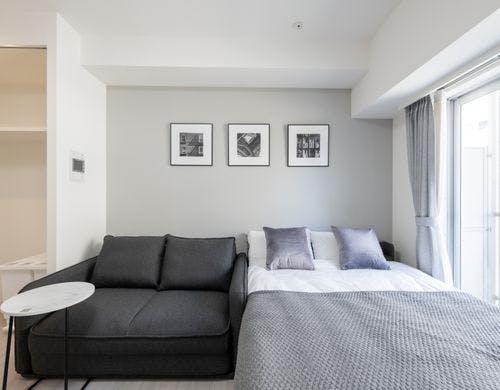 ソファとセミダブルベッドで1人2人でも快適