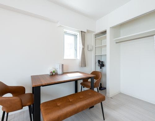 自然光が差し込むデスクスペース