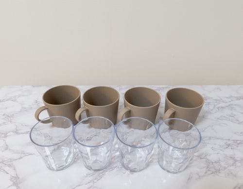 落ち着いたベージュとクリアグラス