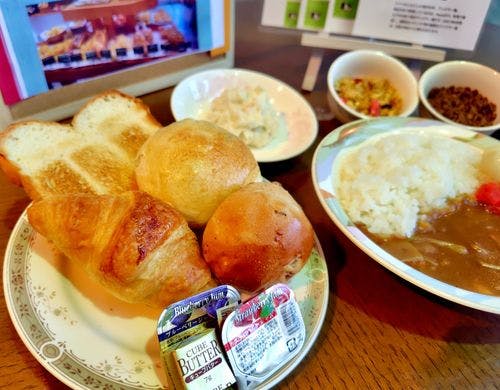 こだわり満載！地元パンと特製カレー