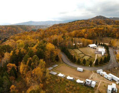 紅葉の森に囲まれた芸森ワーサム