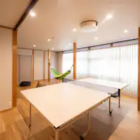 Ruang keluarga dengan meja tenis dan hammock