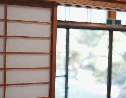 障子越しの光と景色に心がほどけるひととき