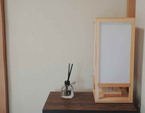 小さな灯りと香りが、空間をやさしく彩る