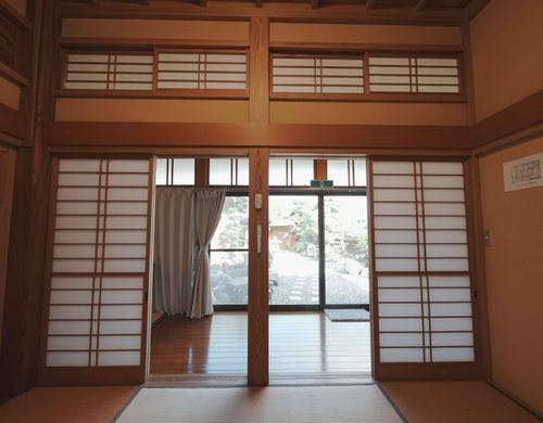 障子を開ければ広がる庭の景色