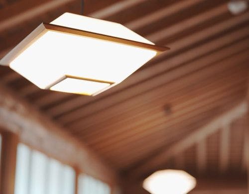 和の天井に映える、穏やかなひとつの灯