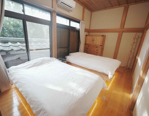 木の温もり漂う寝室空間